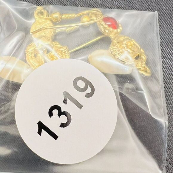 Vintage Earrings Red Lucite Gripoix Dangle Drop Pearls Gold Roses Pierced 1319 - Picture 7 of 7